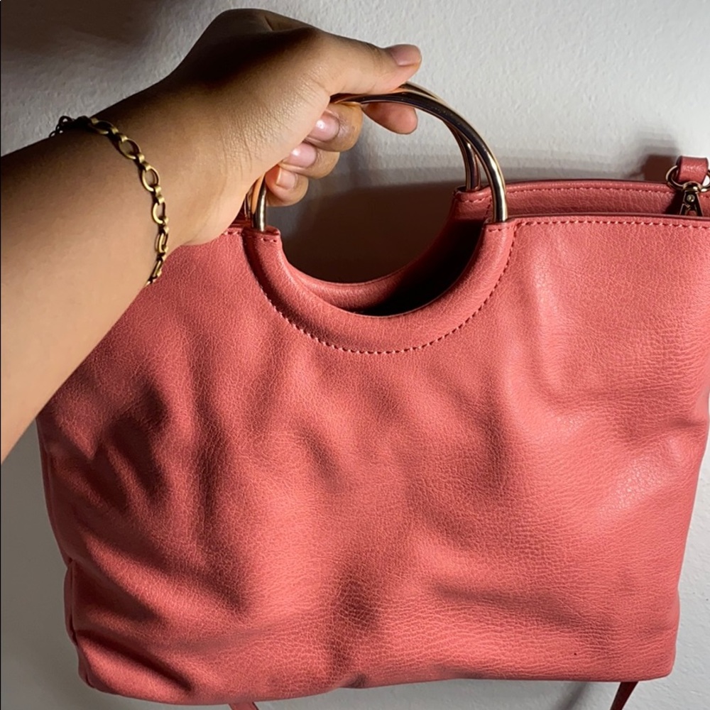 Medium-sized pink 👜 with ring handles